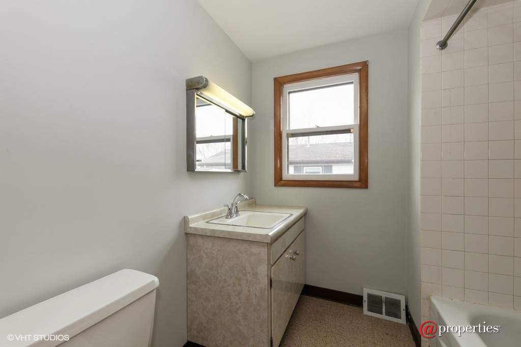 1054 Centerfield Court Highland Park, Illinois 60035 - Bathroom