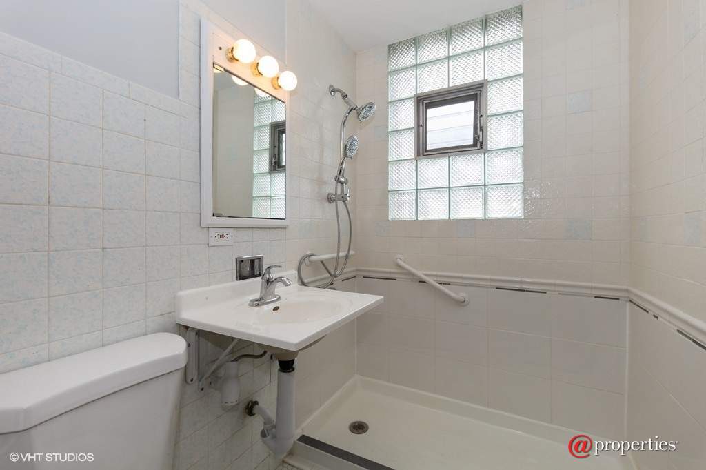 1054 Centerfield Court Highland Park, Illinois 60035 - 2nd Bathroom
