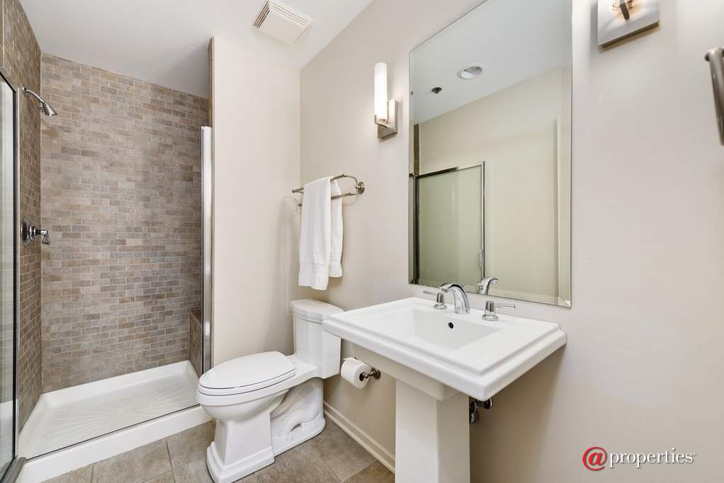 420 W Ontario Street #405 Chicago, Illinois 60654 - Guest Bathroom