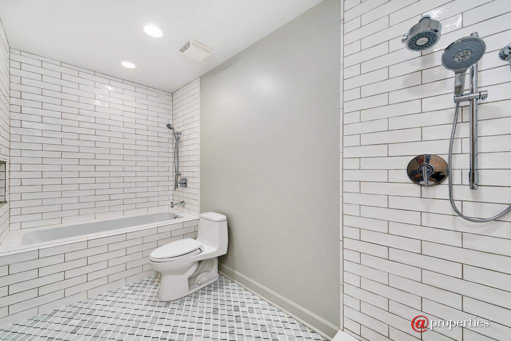 420 W Ontario Street #405 Chicago, Illinois 60654 - Master Bathroom