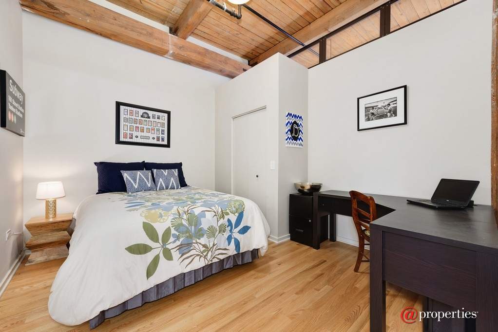 420 W Ontario Street #405 Chicago, Illinois 60654 - Ensuite Bedroom