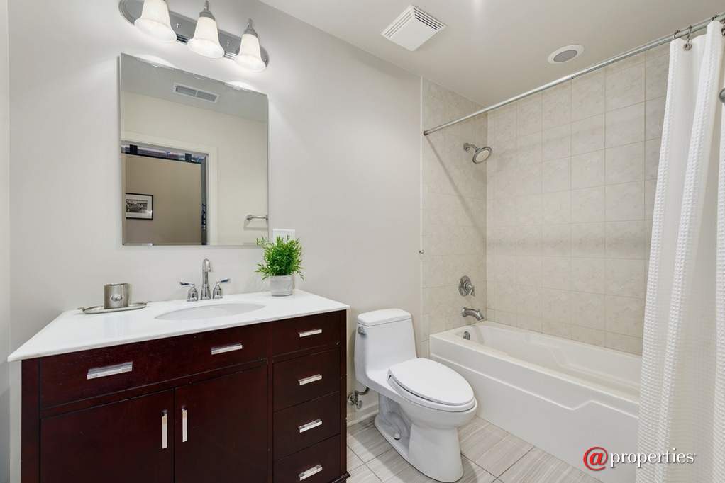 420 W Ontario Street #405 Chicago, Illinois 60654 - Guest Bathroom