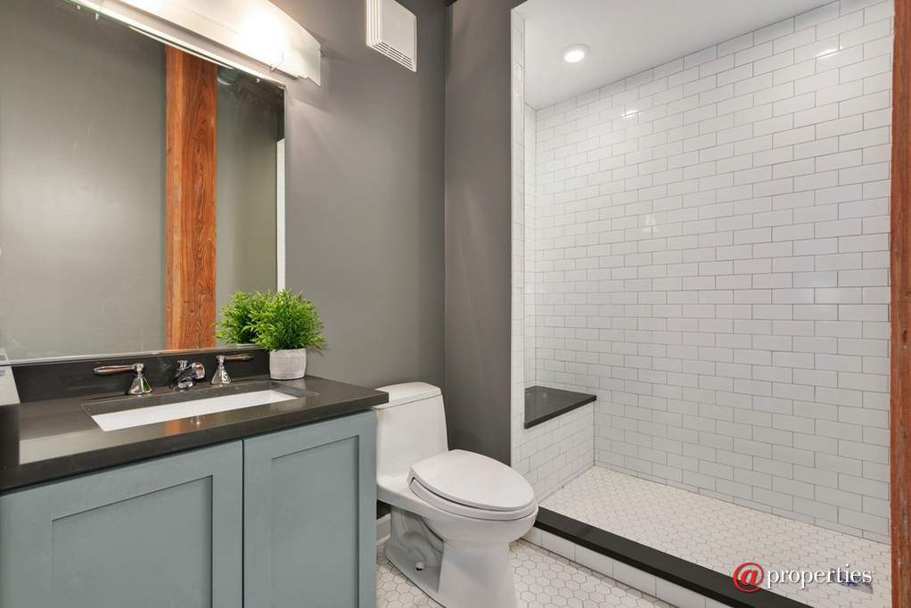 420 W Ontario Street #405 Chicago, Illinois 60654 - Guest Bathroom