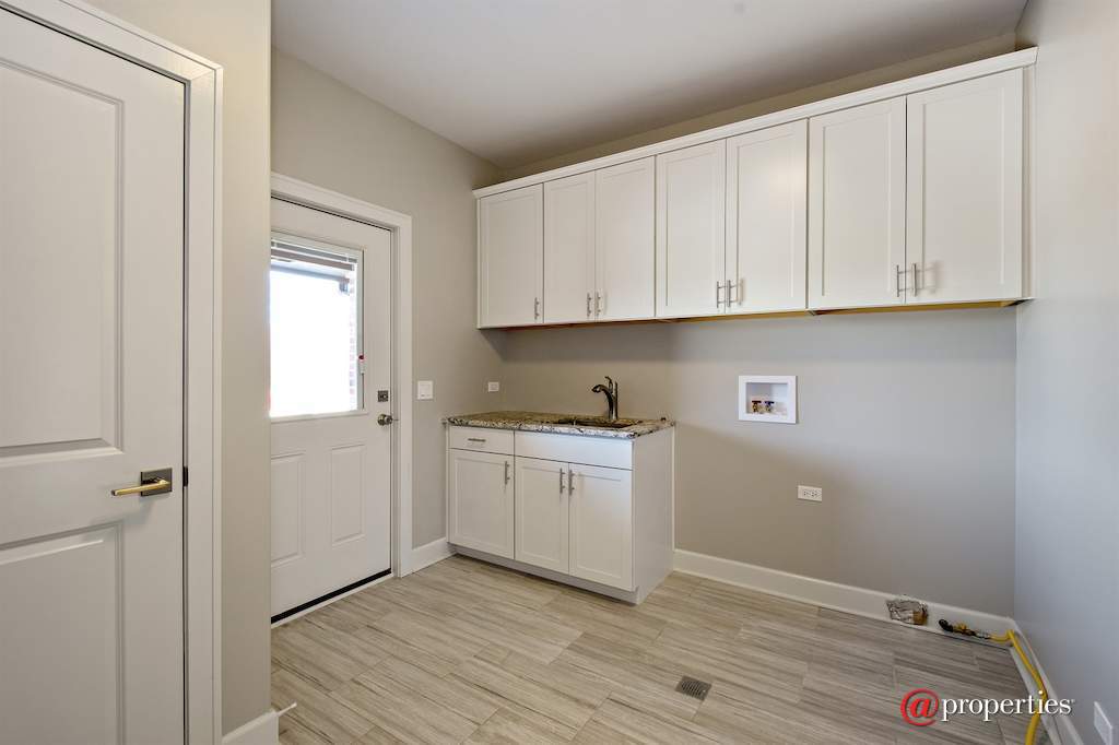 245 Mark Lane Lake Zurich, Illinois 60047 - Laundry Room