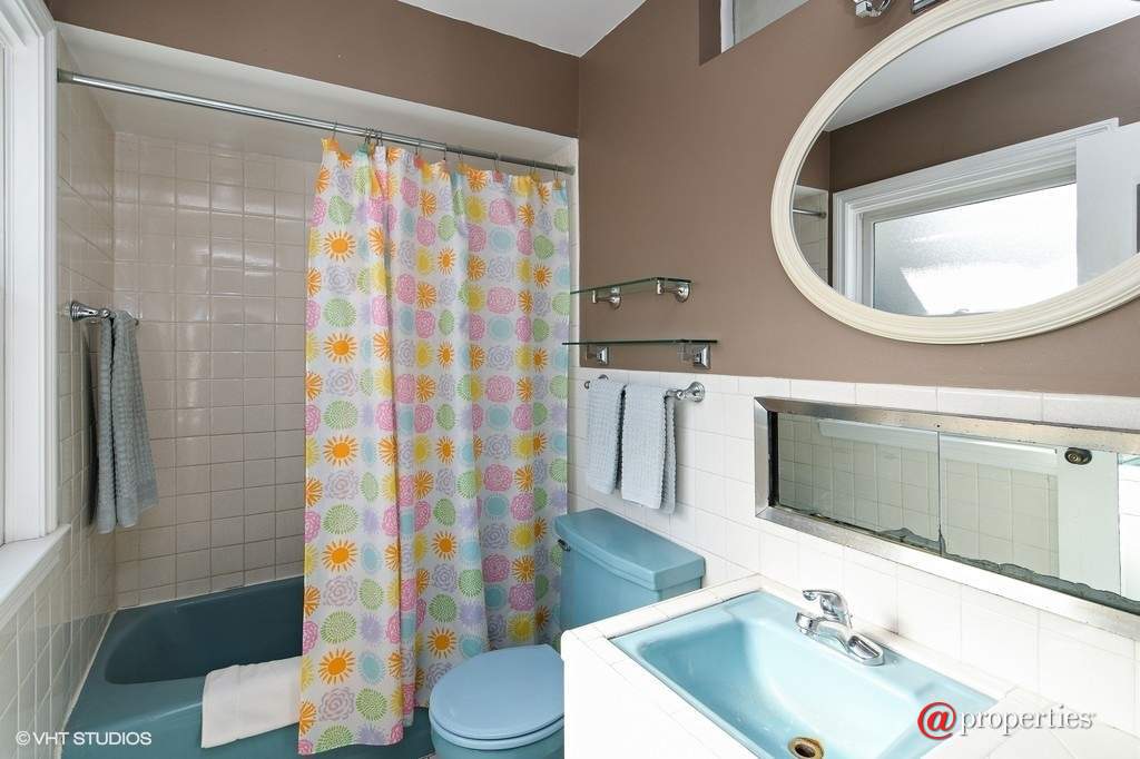 2690 Appletree Lane Northbrook, Illinois 60062 - Master Bathroom