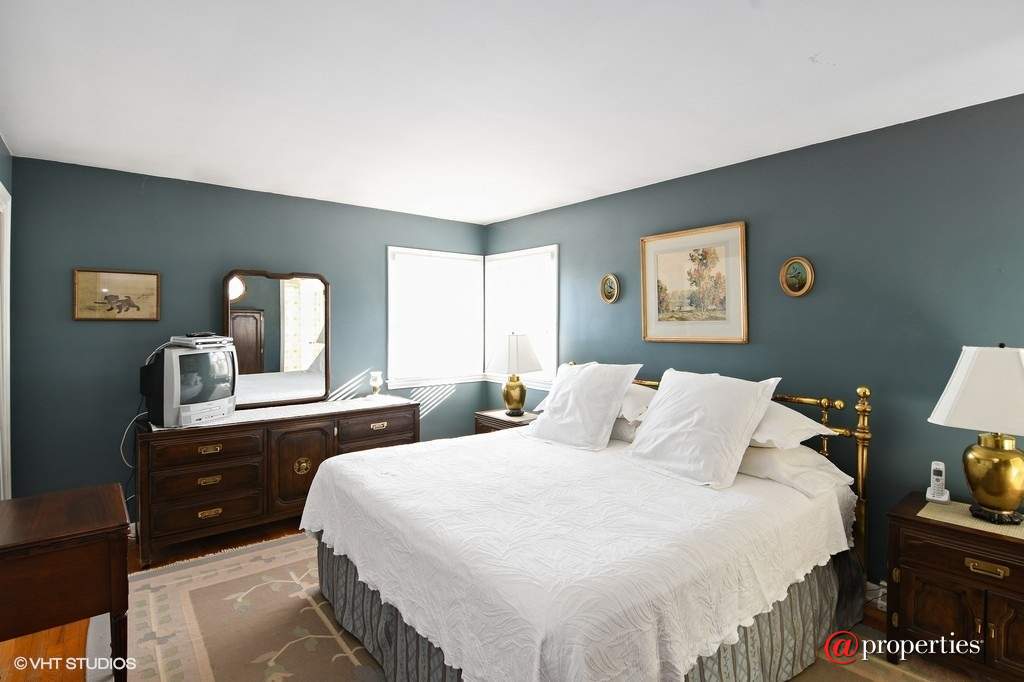 2690 Appletree Lane Northbrook, Illinois 60062 - Master Bedroom