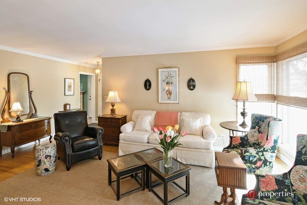 2690 Appletree Lane Northbrook, Illinois 60062 - Living Room