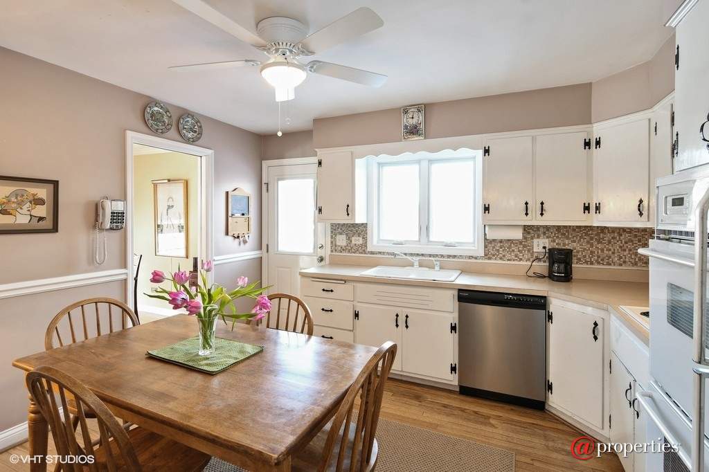 2690 Appletree Lane Northbrook, Illinois 60062 - Kitchen