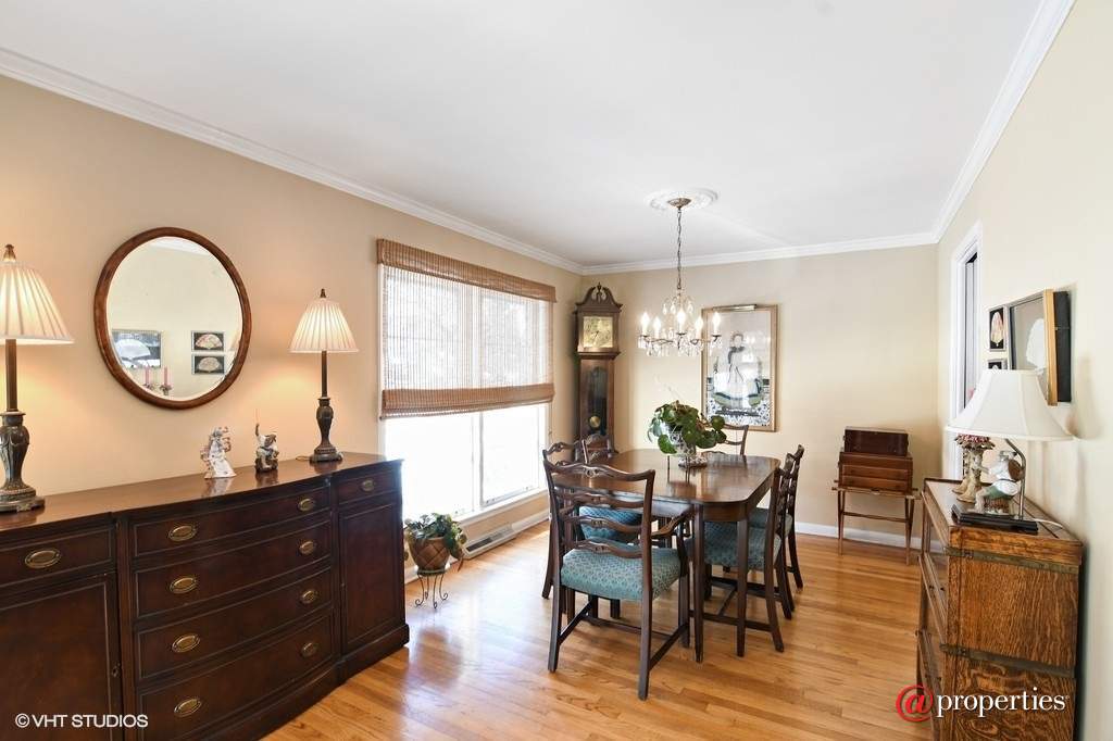 2690 Appletree Lane Northbrook, Illinois 60062 - Dining Room
