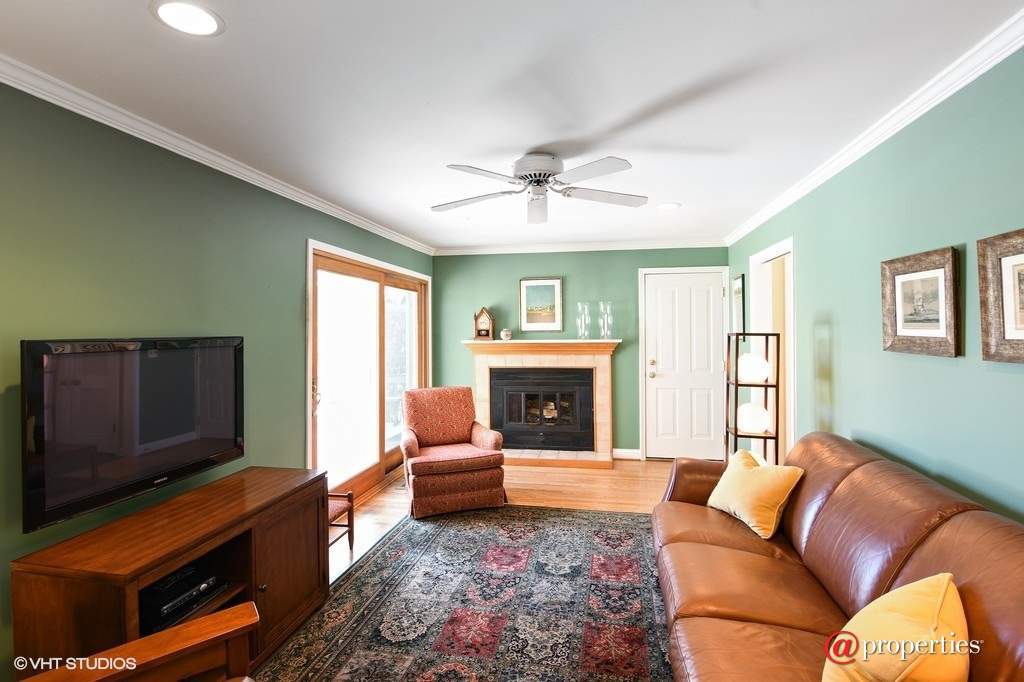 2690 Appletree Lane Northbrook, Illinois 60062 - Family Room