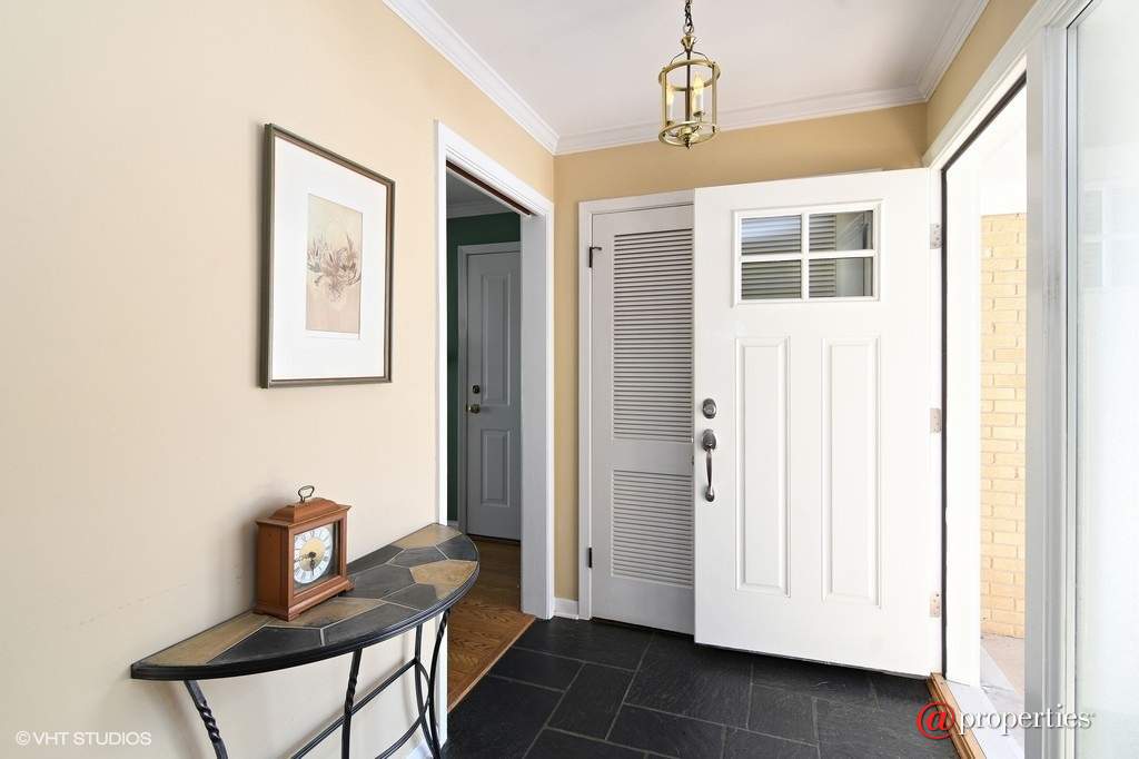 2690 Appletree Lane Northbrook, Illinois 60062 - Foyer