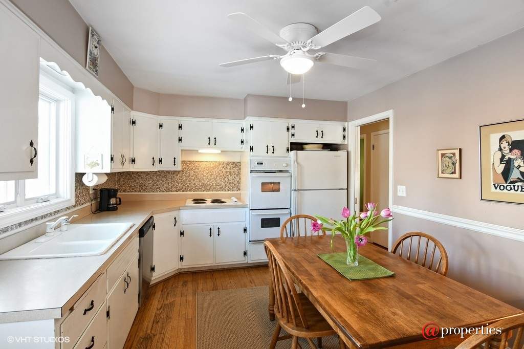 2690 Appletree Lane Northbrook, Illinois 60062 - Kitchen