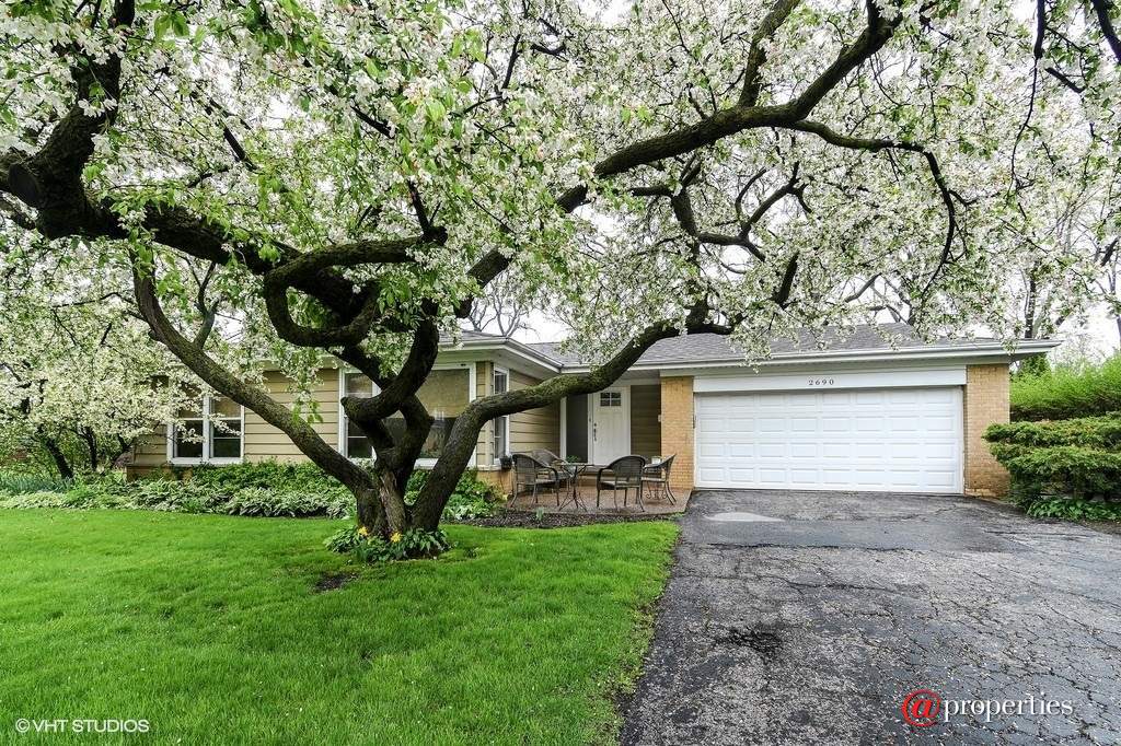 2690 Appletree Lane Northbrook, Illinois 60062 - Front View