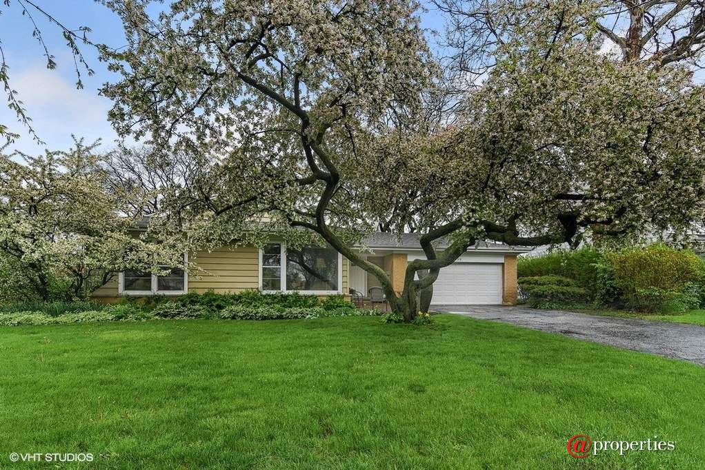2690 Appletree Lane Northbrook, Illinois 60062 - Front View