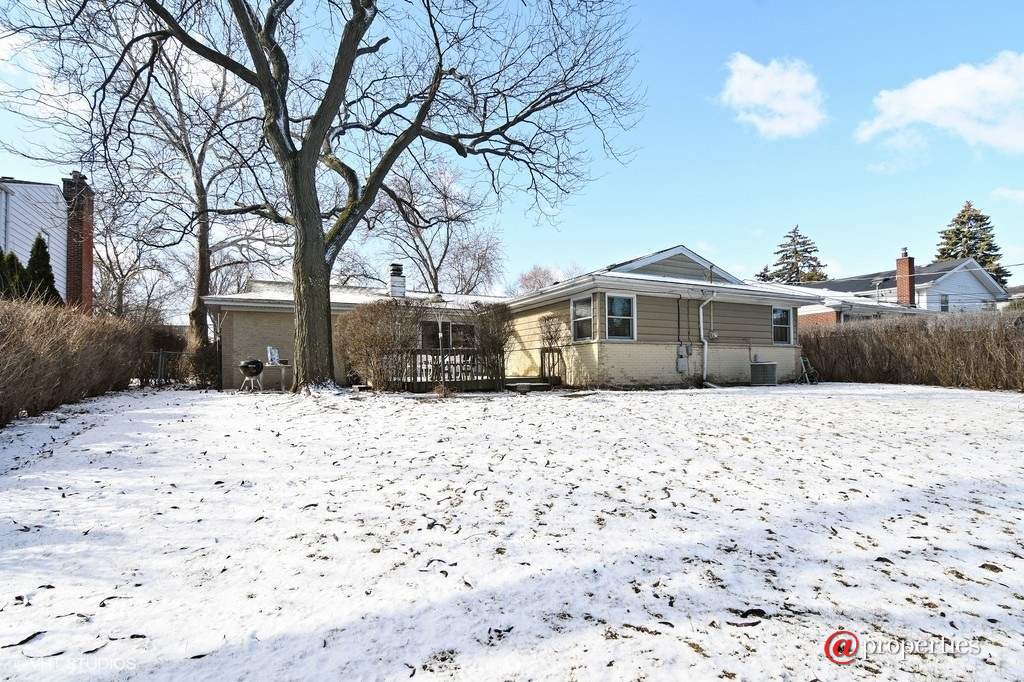 2690 Appletree Lane Northbrook, Illinois 60062 - Rear View
