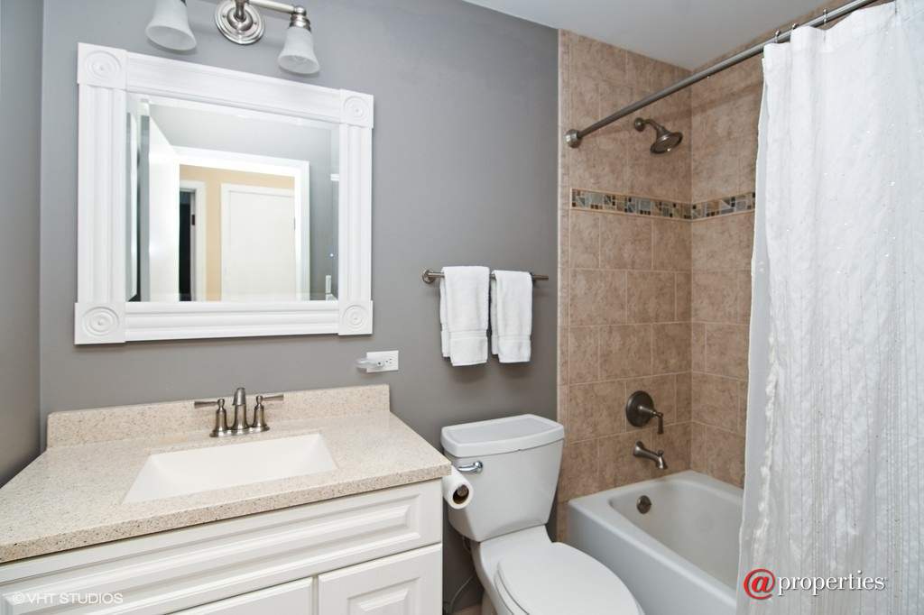 2690 Appletree Lane Northbrook, Illinois 60062 - Bathroom