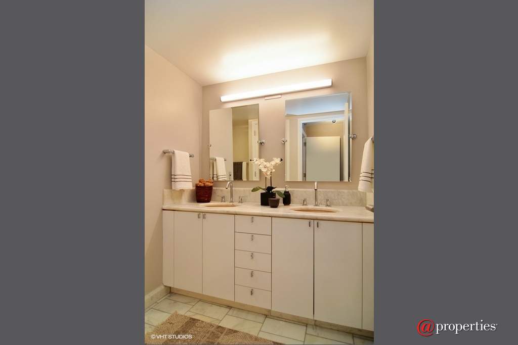 161 E Chicago Avenue #28F Chicago, Illinois 60611 - Master Bathroom