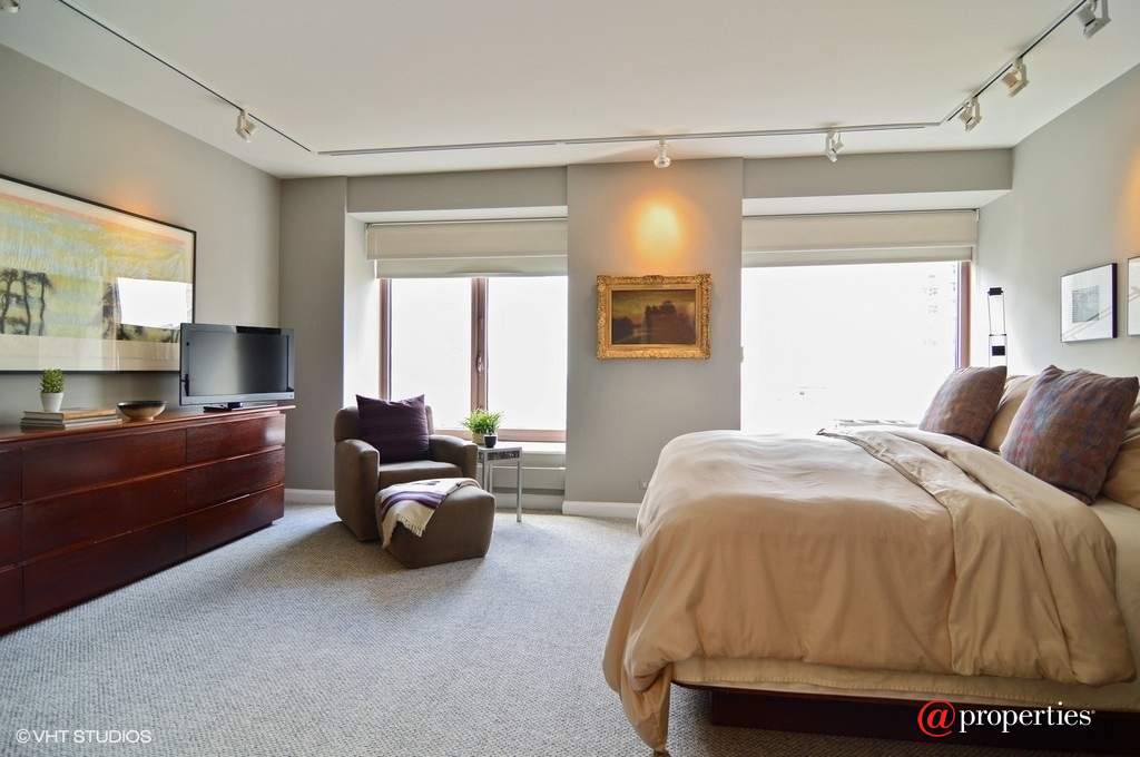 161 E Chicago Avenue #28F Chicago, Illinois 60611 - Master Bedroom