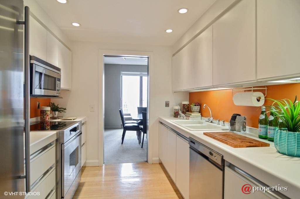 161 E Chicago Avenue #28F Chicago, Illinois 60611 - Kitchen