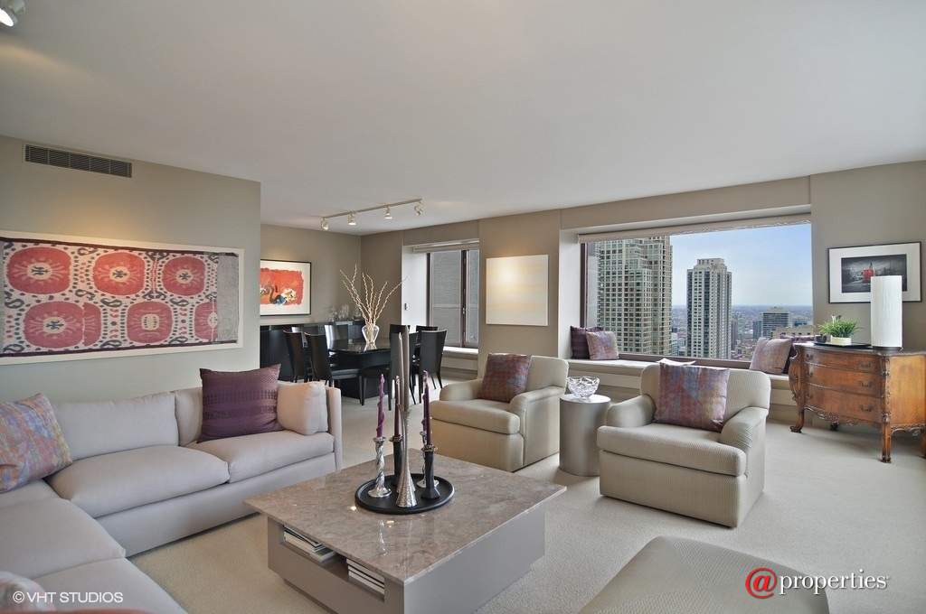 161 E Chicago Avenue #28F Chicago, Illinois 60611 - Living Room / Dining Room