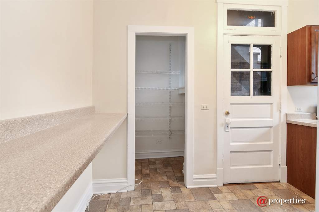 1007 Greenleaf Street #2E Evanston, Illinois 60202 - Kitchen