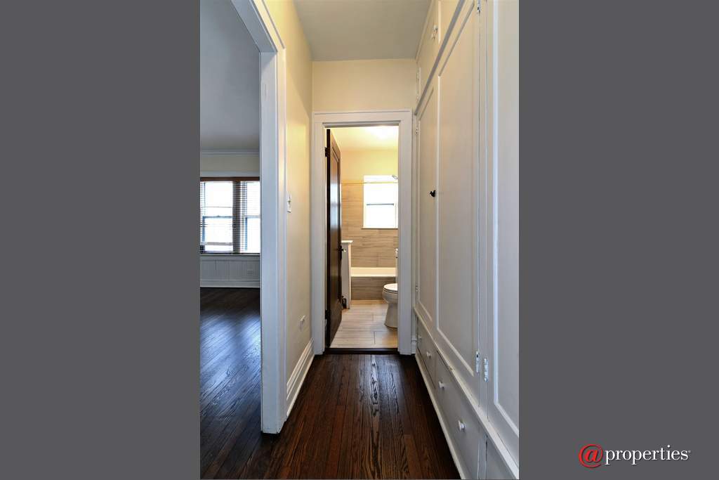 1007 Greenleaf Street #2E Evanston, Illinois 60202 - Hallway