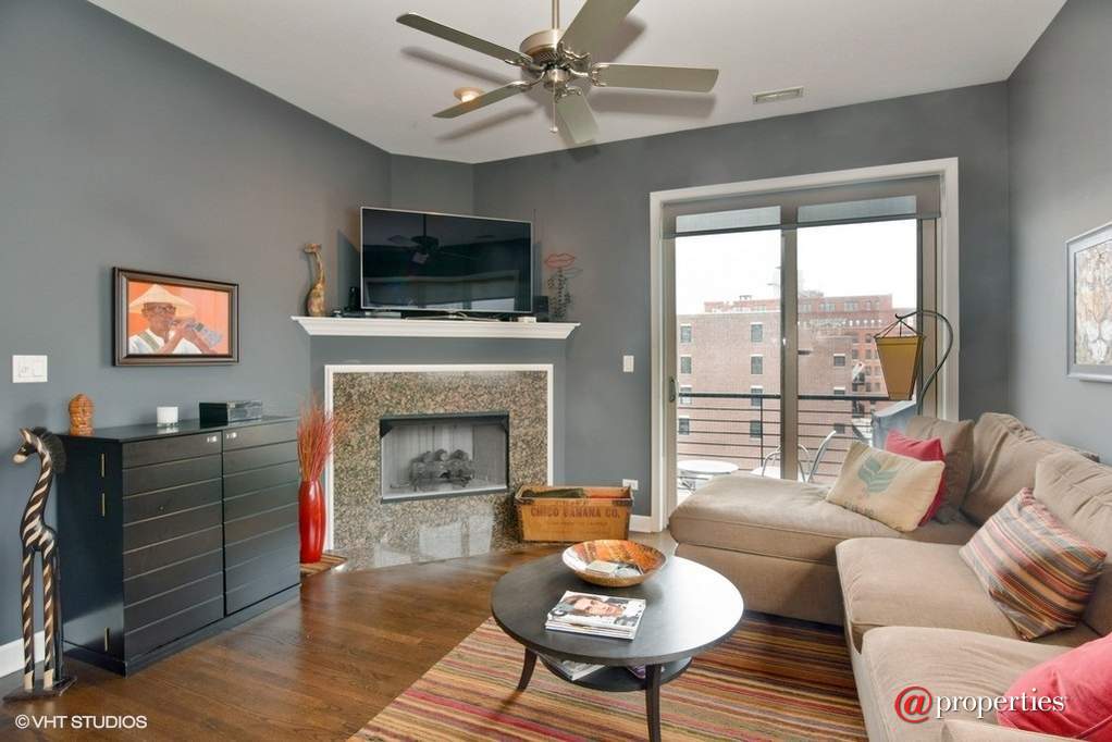 948 W Madison Street #NE4 Chicago, Illinois 60607 - Living Room