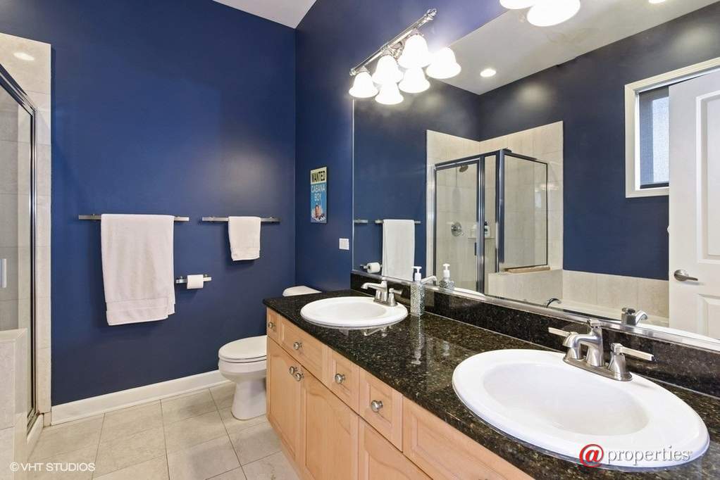 948 W Madison Street #NE4 Chicago, Illinois 60607 - Master Bathroom