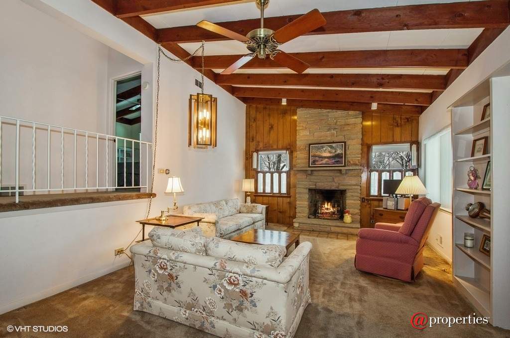 8455 Lockwood Avenue Skokie, Illinois 60077 - Living Room