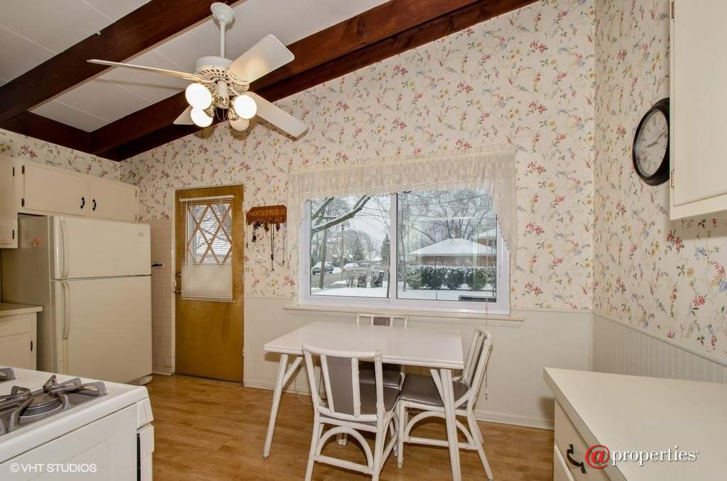 8455 Lockwood Avenue Skokie, Illinois 60077 - Kitchen