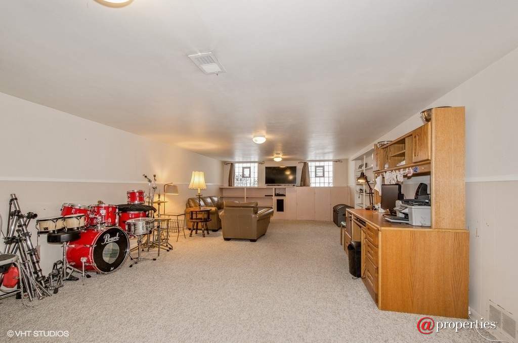 8455 Lockwood Avenue Skokie, Illinois 60077 - Family Room