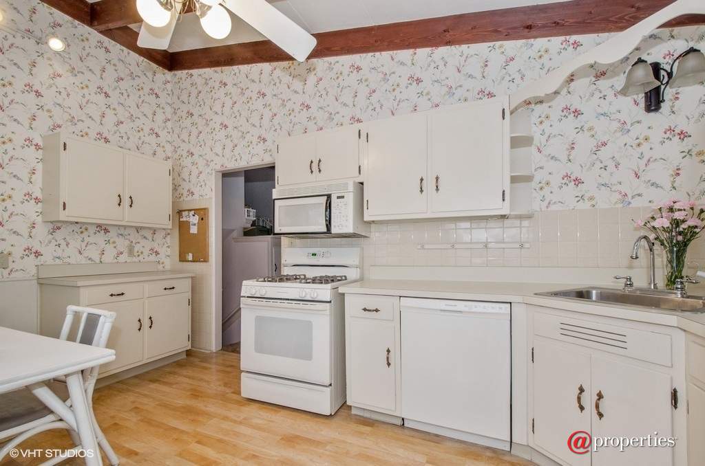 8455 Lockwood Avenue Skokie, Illinois 60077 - Kitchen