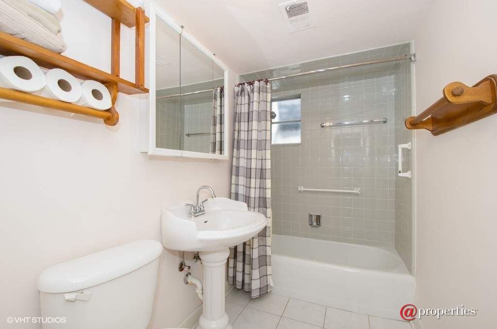 8455 Lockwood Avenue Skokie, Illinois 60077 - 2nd Bathroom