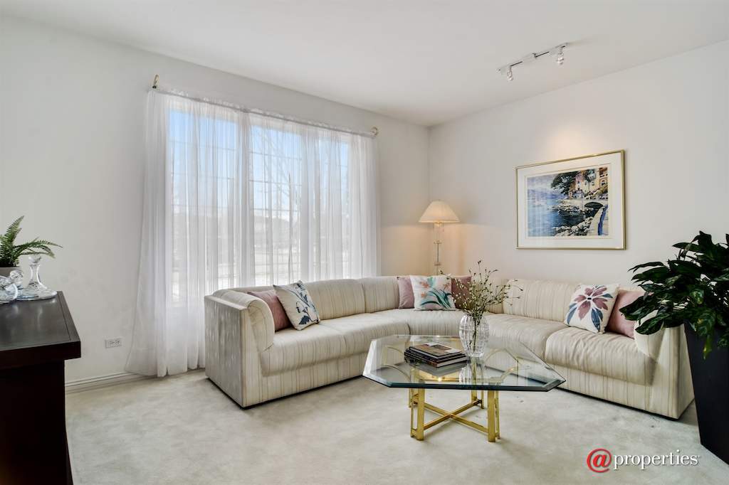 1265 N Lakeview Drive Palatine, Illinois 60067 - Living Room