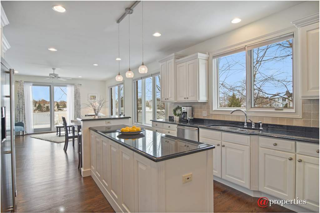 1265 N Lakeview Drive Palatine, Illinois 60067 - Kitchen