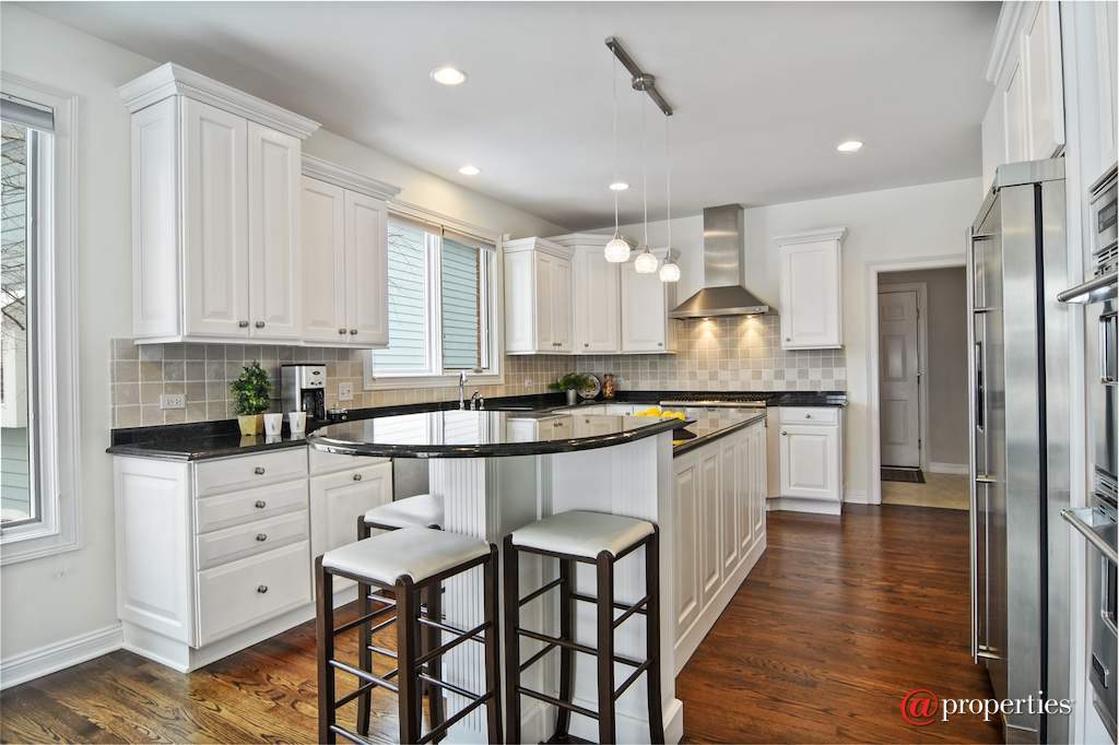 1265 N Lakeview Drive Palatine, Illinois 60067 - Kitchen