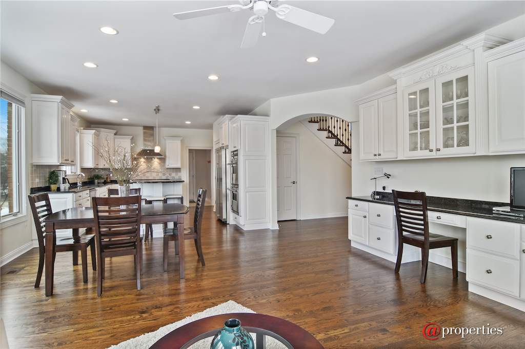1265 N Lakeview Drive Palatine, Illinois 60067 - Eating Area / Kitchen