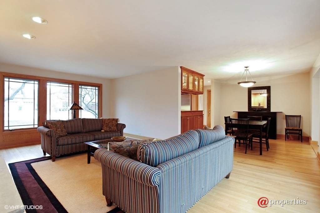 1259 Linden Avenue Deerfield, Illinois 60015 - Living Room