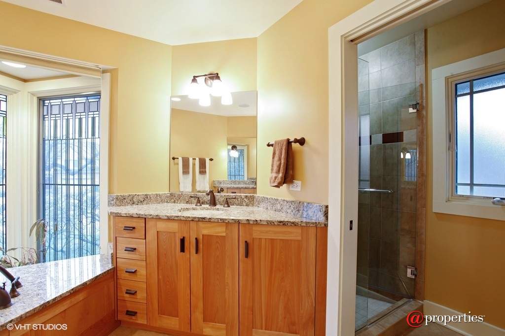 1259 Linden Avenue Deerfield, Illinois 60015 - Master Bathroom