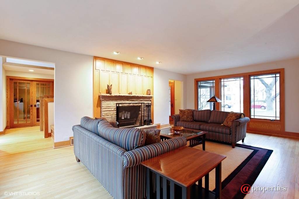 1259 Linden Avenue Deerfield, Illinois 60015 - Living Room