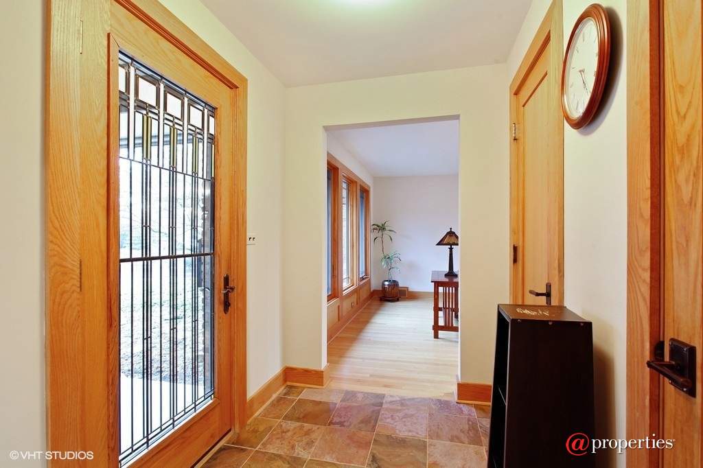 1259 Linden Avenue Deerfield, Illinois 60015 - Foyer