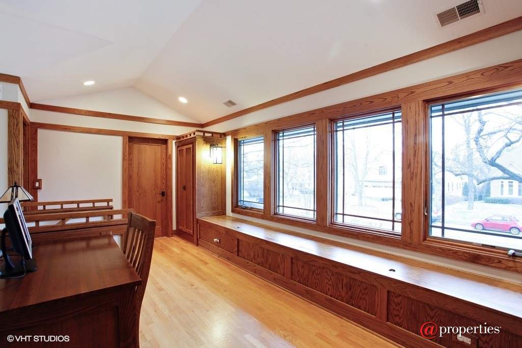1259 Linden Avenue Deerfield, Illinois 60015 - 2nd Floor Hallway