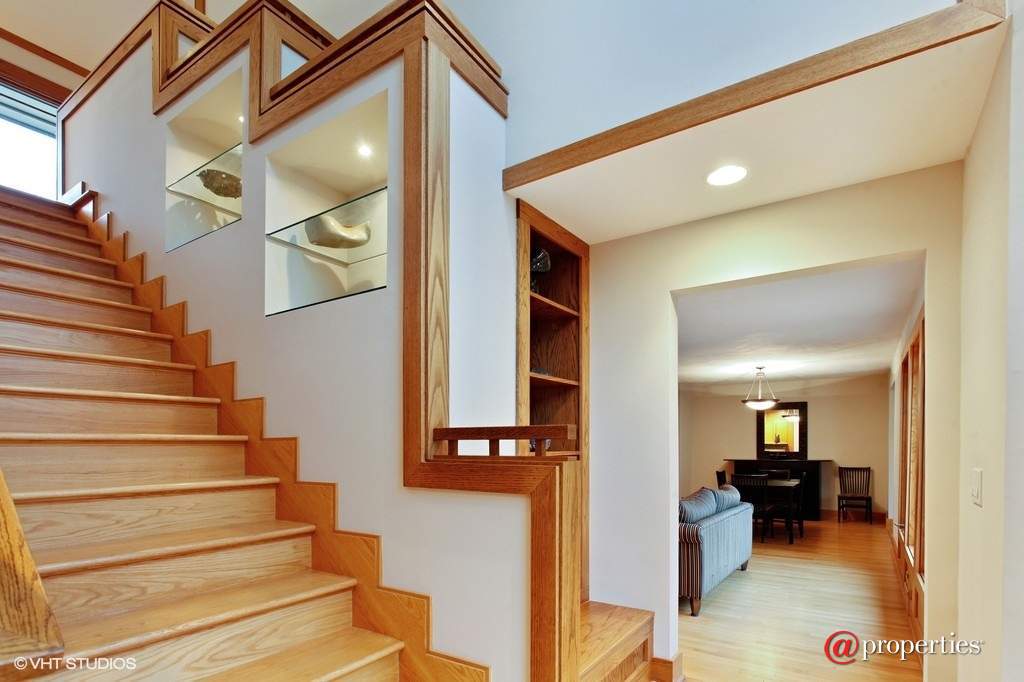 1259 Linden Avenue Deerfield, Illinois 60015 - Staircase
