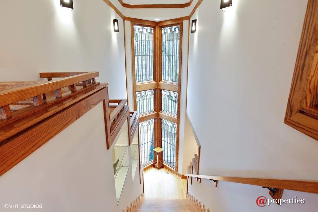 1259 Linden Avenue Deerfield, Illinois 60015 - Staircase