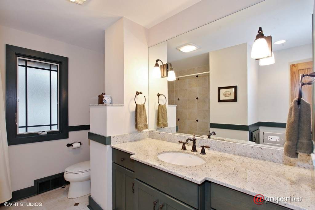 1259 Linden Avenue Deerfield, Illinois 60015 - 1st Floor Bathroom