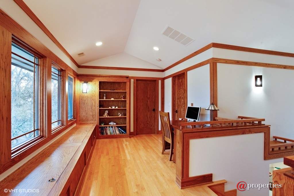 1259 Linden Avenue Deerfield, Illinois 60015 - 2nd Floor Hallway