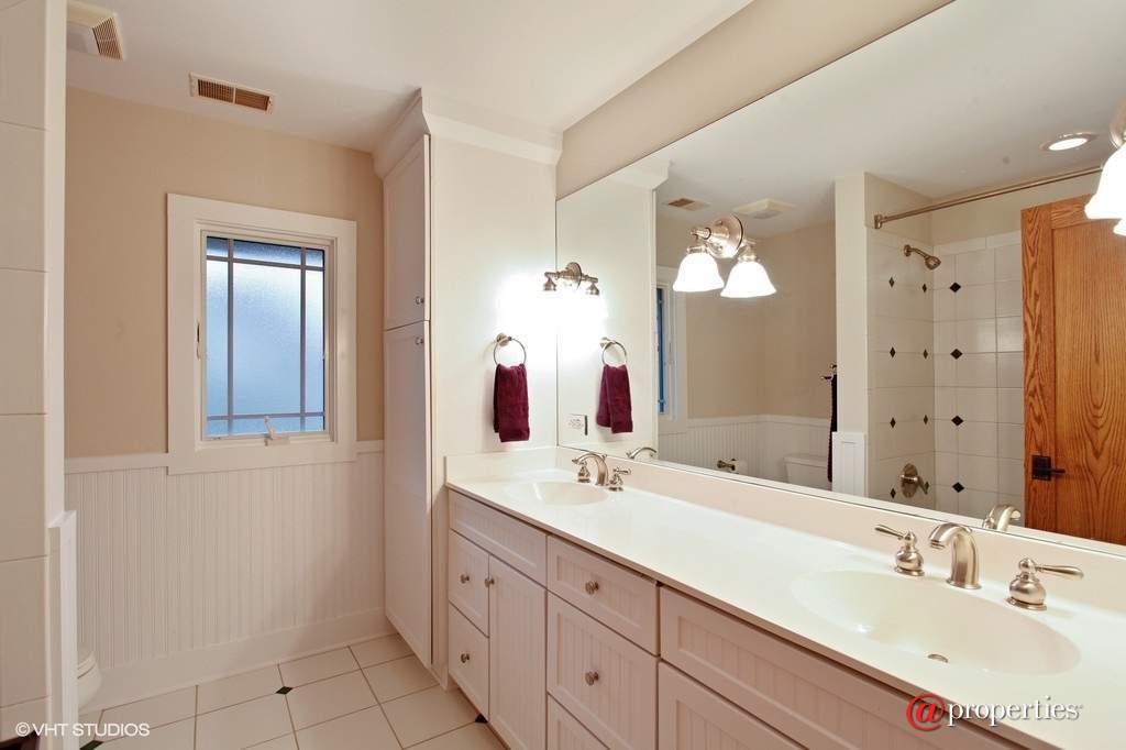 1259 Linden Avenue Deerfield, Illinois 60015 - 2nd Bathroom