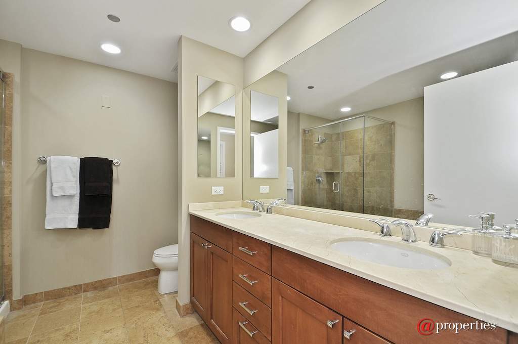 600 N Lake Shore Drive #2101 Chicago, Illinois 60611 - Master Bathroom