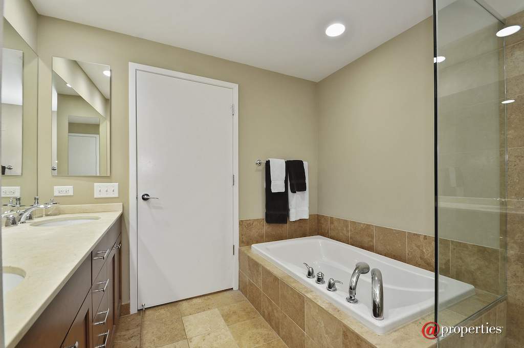 600 N Lake Shore Drive #2101 Chicago, Illinois 60611 - Master Bathroom