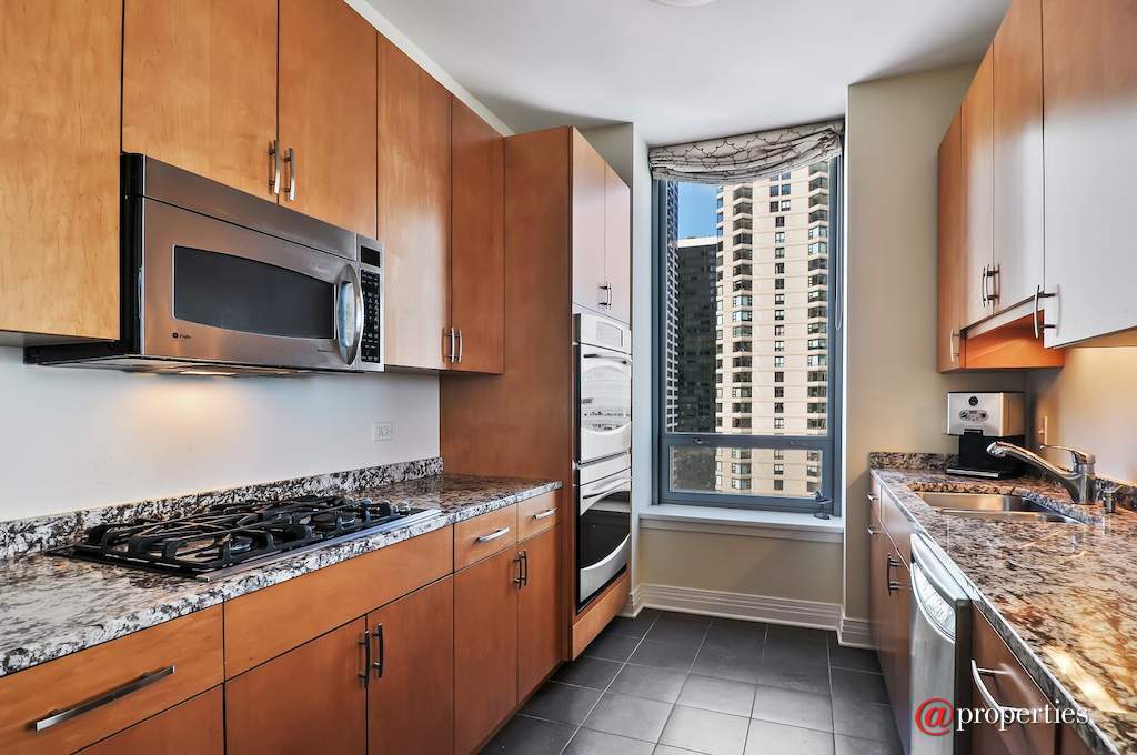 600 N Lake Shore Drive #2101 Chicago, Illinois 60611 - Kitchen
